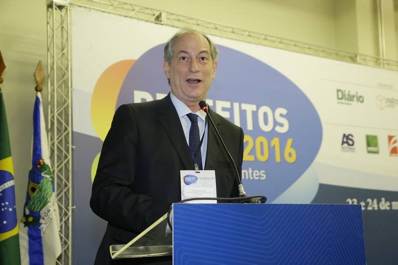 Ciro Gomes ministra palestra no encerramento do Seminário Prefeitos 2016