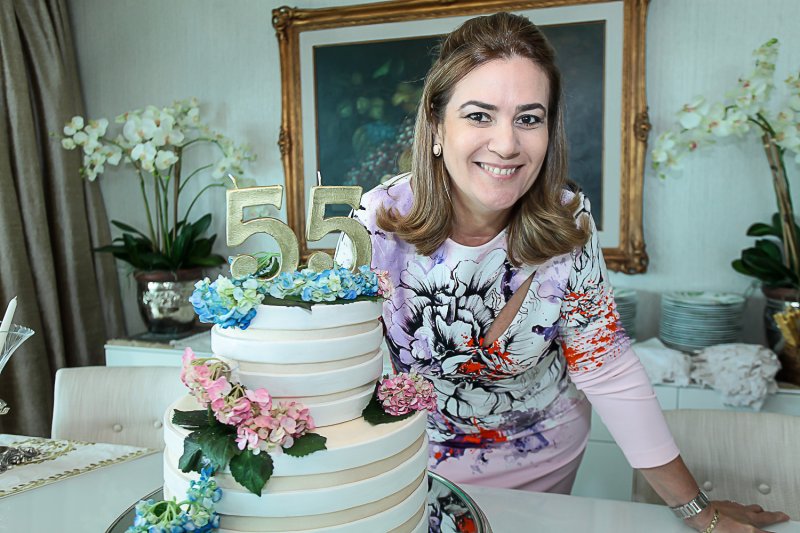 Giovana de Castro comemora bday com 50 amigas em seu novo apartamento