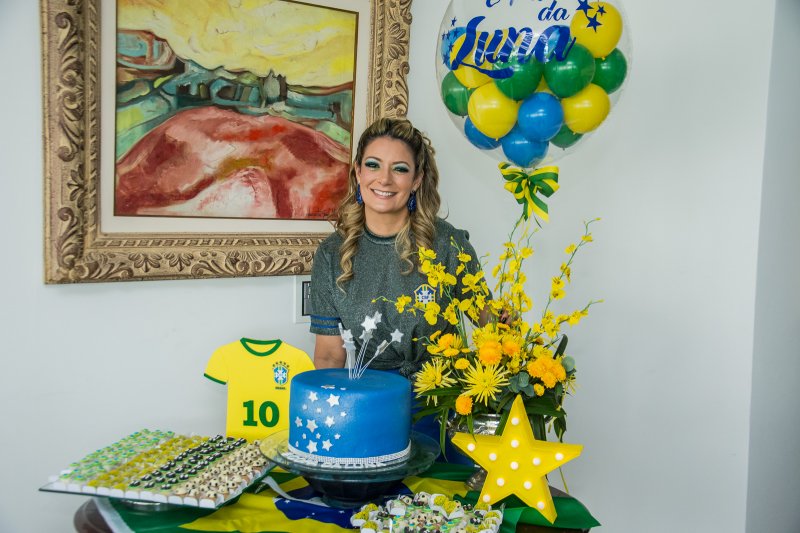 Tatiana Luna comemora B-day em ritmo de Copa do Mundo