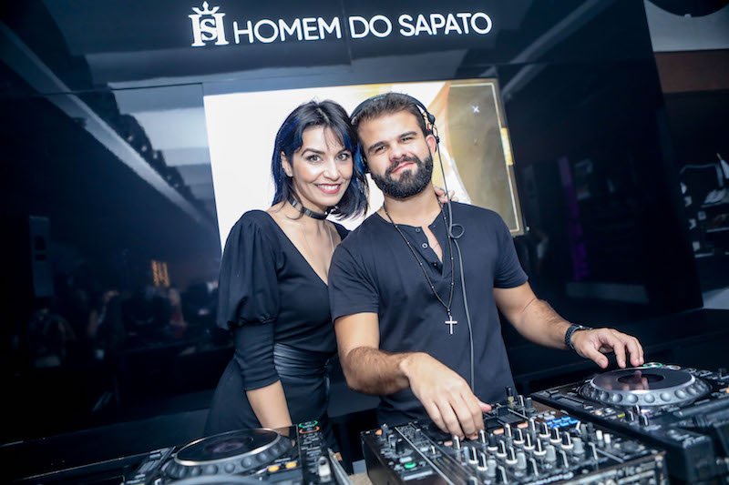 DJ André Guerreiro e Joyce Malkomes comandam a animação da festa de lançamento da Macnish Vibes