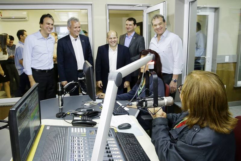 André Figueiredo, Camilo Santana e Roberto Cláudio visitam as novas instalações da Rádio Verdes Mares