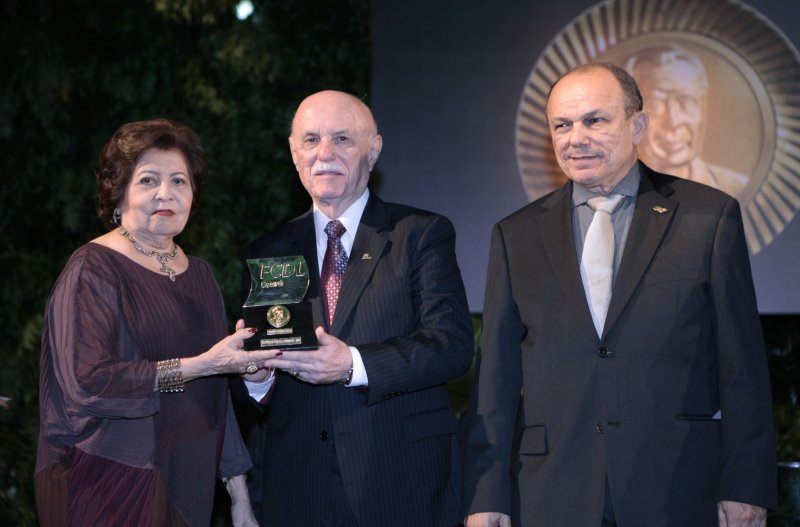 Freitas Cordeiro é agraciado com o Troféu Clóvis Rolim