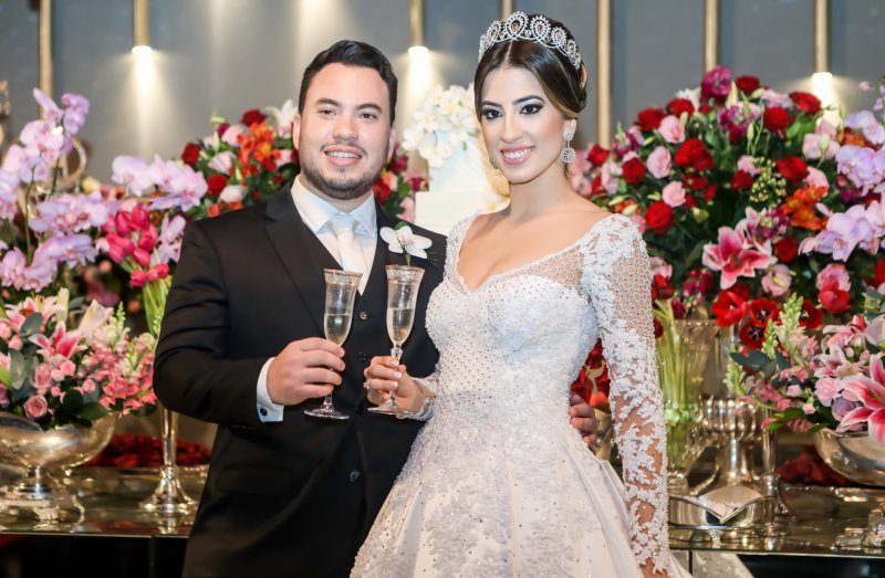 Manoella Linhares e Sávio Kelvin Batista sobem ao altar para tornarem-se marido e mulher