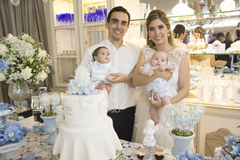 Georgeanne Benevides e Marcio Magalhães celebram o batismo dos gêmeos Arthur e Henrique