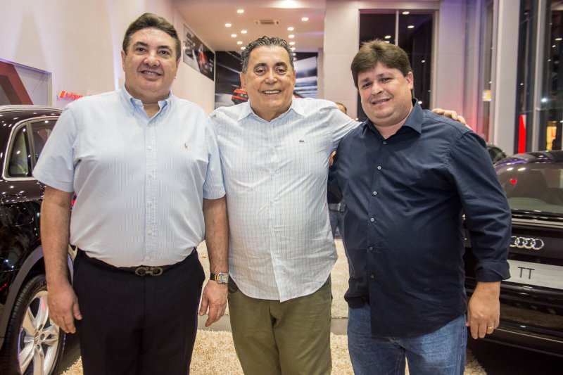 Marcos Dias Branco e George Lima batem o martelo com Adroaldo Carneiro e lançam Bazar Solidário na Audi Center Fortaleza