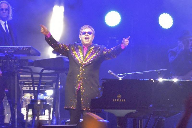 Sir Elton John encantou o público com um megashow na Arena Castelão