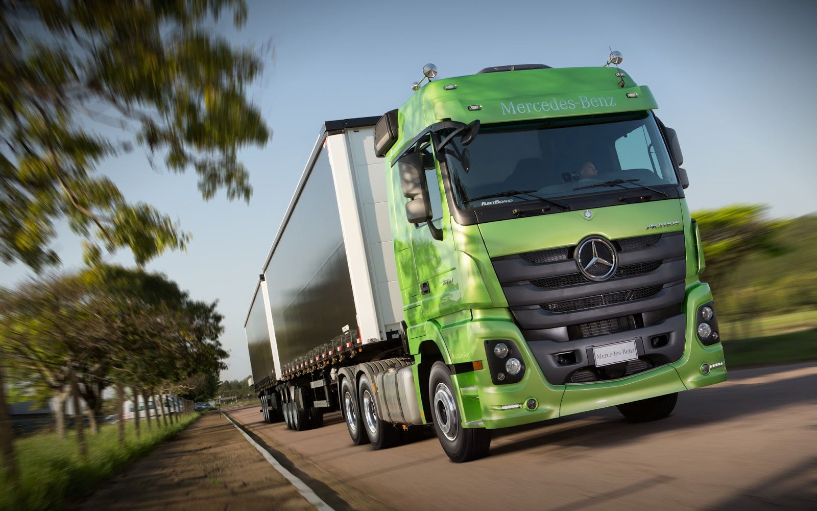 Mercedes-Benz abre nova linha de produção de caminhões no Brasil