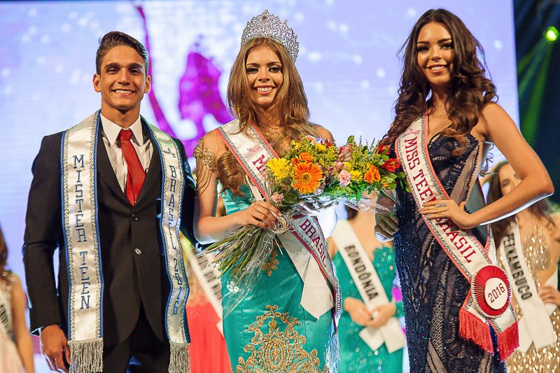 Luana Passos passa a faixa e a coroa de Miss Teen Brasil para Izadora Maitan