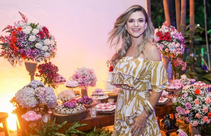 Aline Vasques troca de idade e ganha festa de aniversário surpresa na Guarderia Brasil