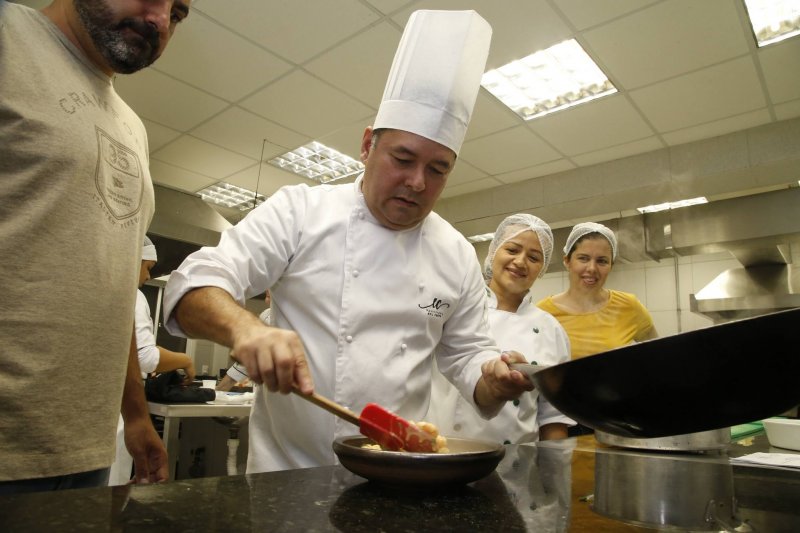 Chef Edil Costa movimenta a UniFanor com oficina culinária de Frutos do Mar