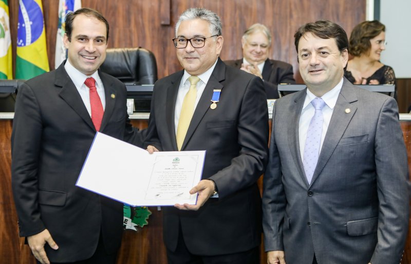 Em noite de puro prestígio, José Rafael Neto é agraciado com a medalha Boticário Ferreira