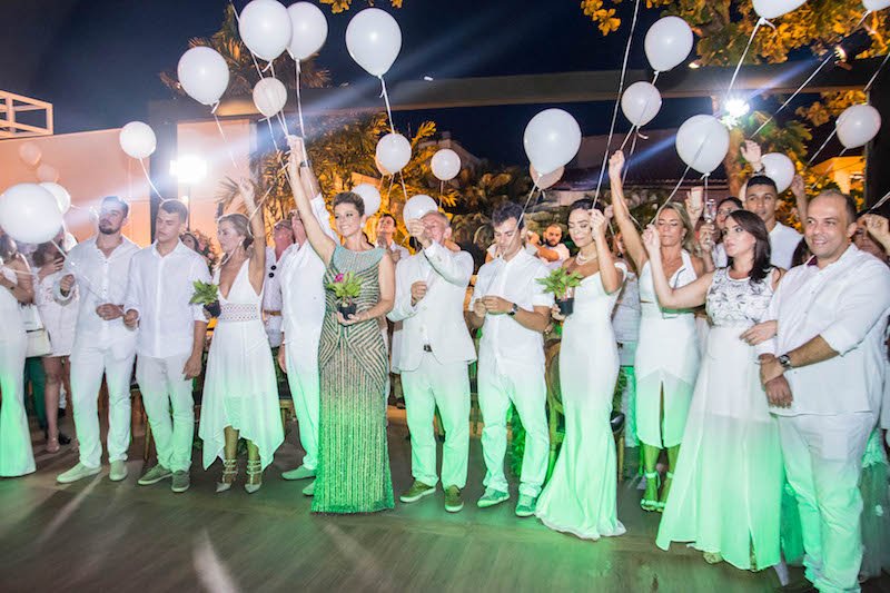 Em clima de astral nas nuvens Ana Cristina Wolf arma white party para brindar sua estreia nos 50`