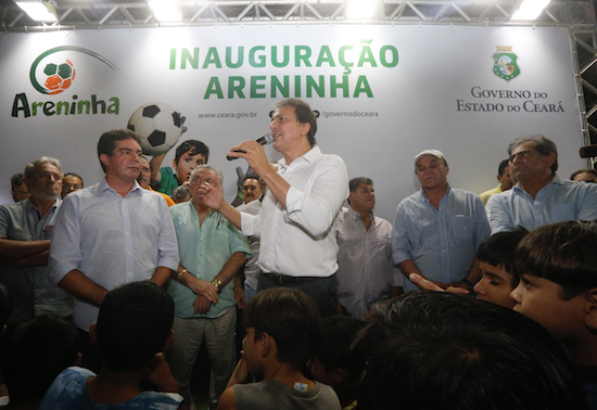 Camilo Santana entrega Areninha em Acaraú