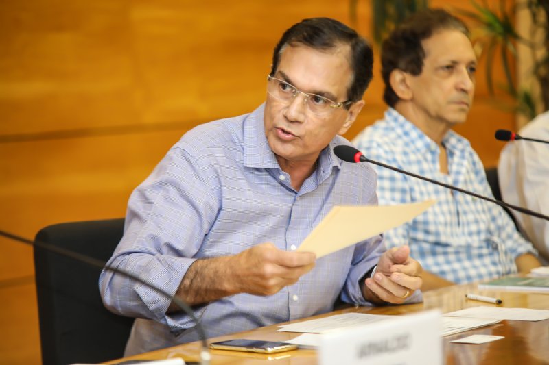 Beto Studart reúne membros do Núcleo de Estudos Políticos em debate sobre as decisões do STF