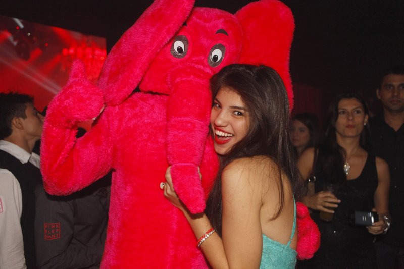 Marina Araripe completou 18 anos e comemorou a data rodeada de amigas na Pink Elephant