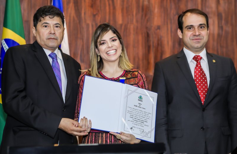 Em prestigiada e emocionante solenidade, Carol Bezerra é agraciada com a Medalha Boticário Ferreira