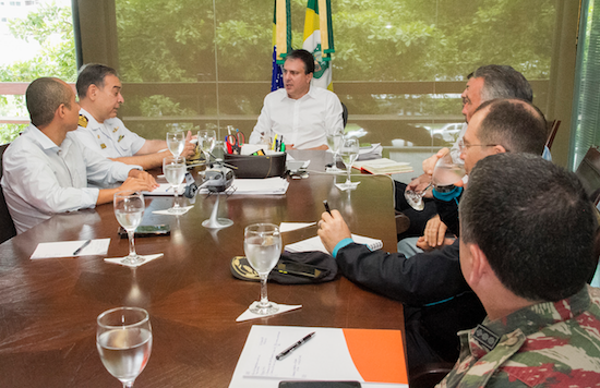 Camilo recebe capitão dos portos para debater ações sobre as manchas de óleo