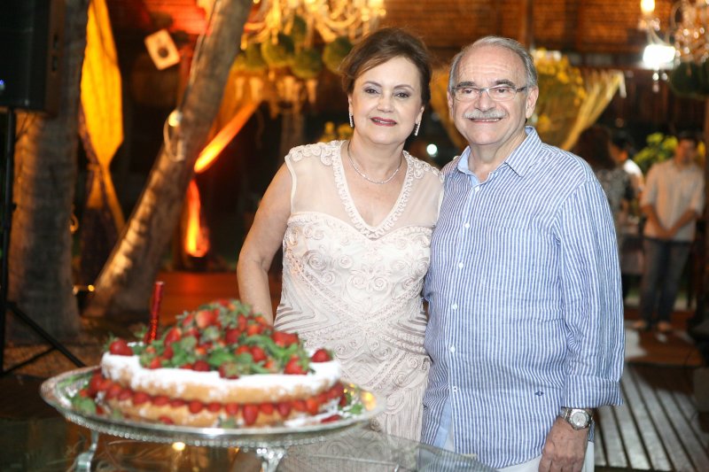 Ednilton Soàrez completa 70 anos e festeja com um festão bem ao seu estilo