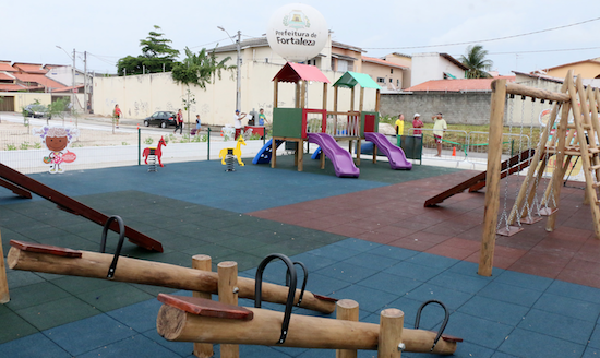 Roberto Cláudio e Camilo entregam brinquedopraça na Sapiranga