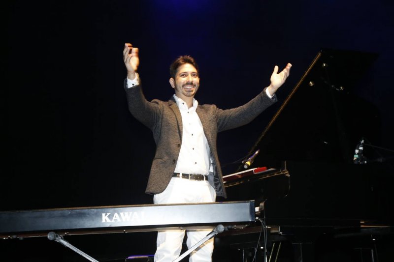 Felipe Adjafre festeja a nova idade em show no Theatro Via Sul