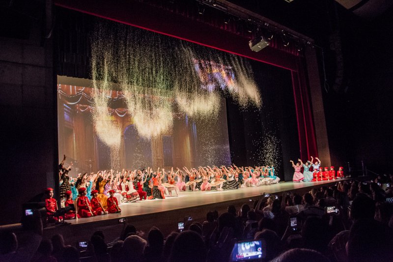 Escola de Dança Madiana Romcy encanta o público no espetáculo "O Quebra Nozes"