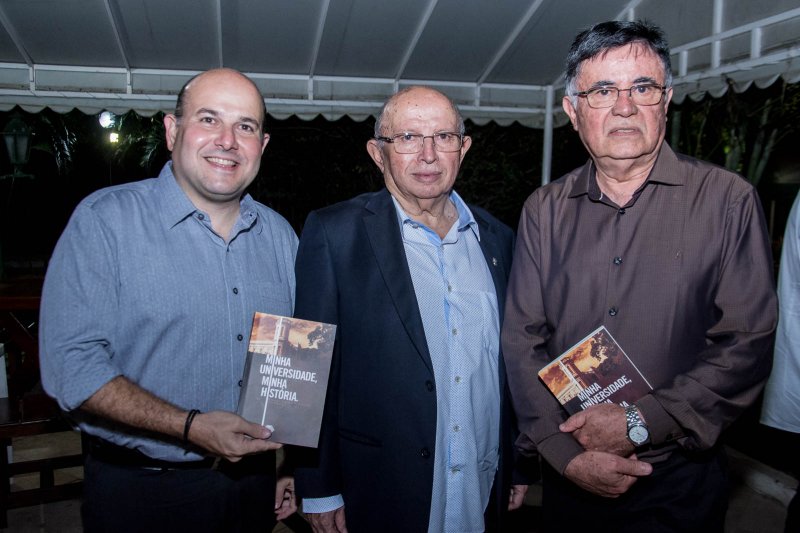 Superprestigiada! Foi assim a sessão de autógrafos do livro Minha Universidade, Minha História