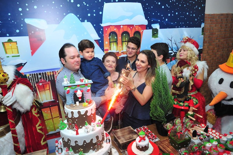 Adriana e Otávio Queiroz comemoram os três aninhos de Constantino, em clima de Natal