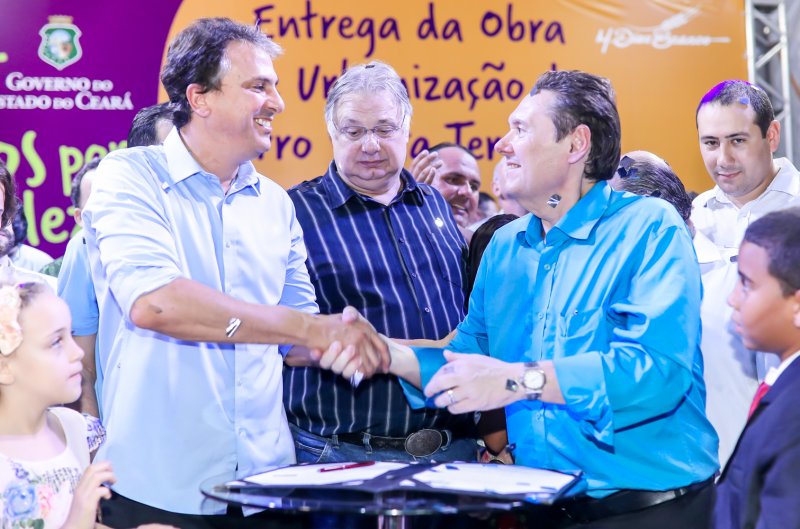 Camilo Santana e Roberto Cláudio entregam as obras de revitalização do Morro Santa Terezinha