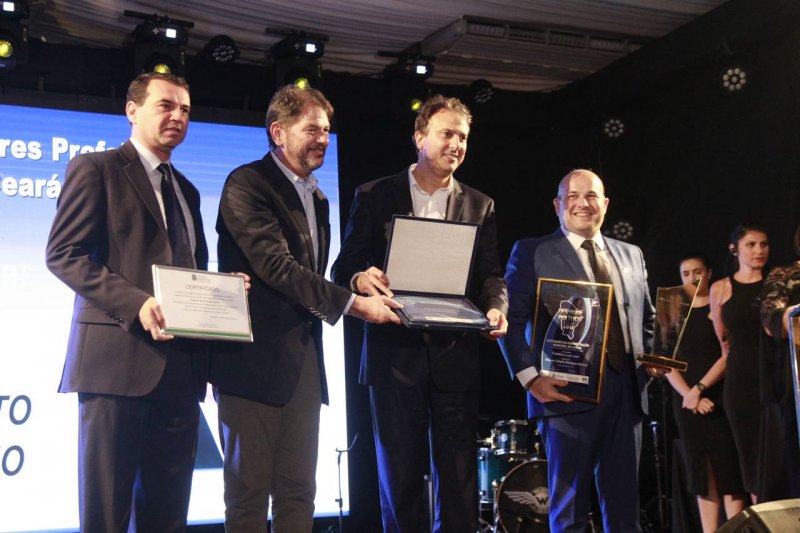 Roberto Farias, à frente da PPE, premia os melhores prefeitos do Ceará 2017