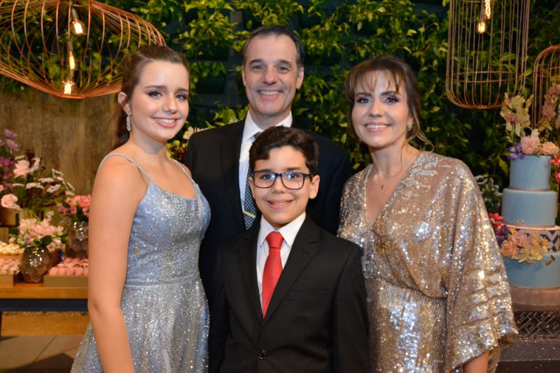 debut - Rodrigo e Manuela Vicentini armam superfesta para festejar os 15 anos da  herdeira Beatriz