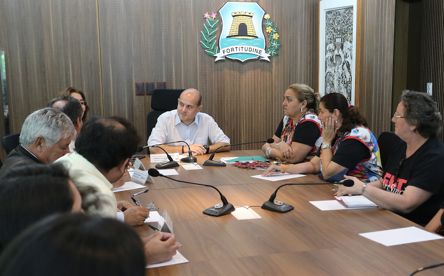 Roberto Cláudio acerta reajuste de 12,84% para professores da SME