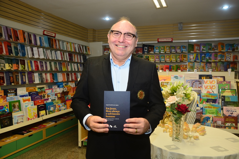 Pe. Eugênio Pacelli pilota o lançamento do livro “Em Jesus, Deus abraça o sofrimento humano”