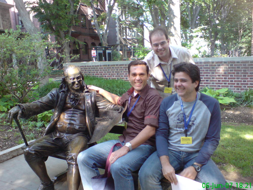 2007 Na Wharton School Da Universidade Da Pensilvania, Ao Lado Da Famosa Estátua De Benjamin Franklin, Com O Senador Suplente Prisco Bezerra E O Empresário Alexandre Frota