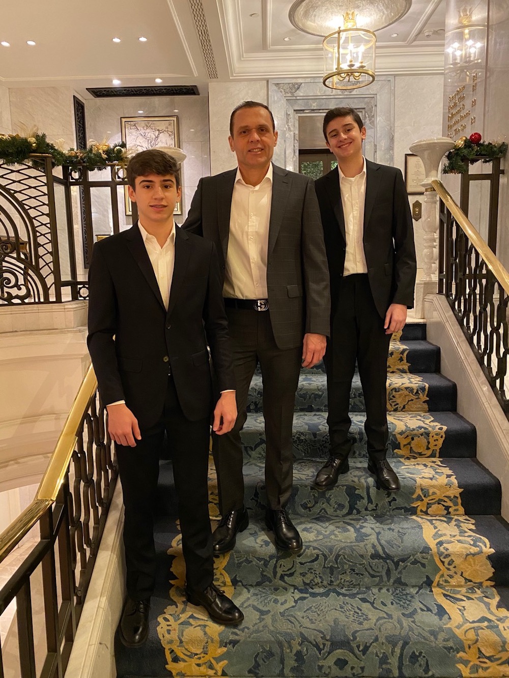 A Com Os Filhos Iago E Caique, Em Istambul, No Hotel Shangri La Em 2020