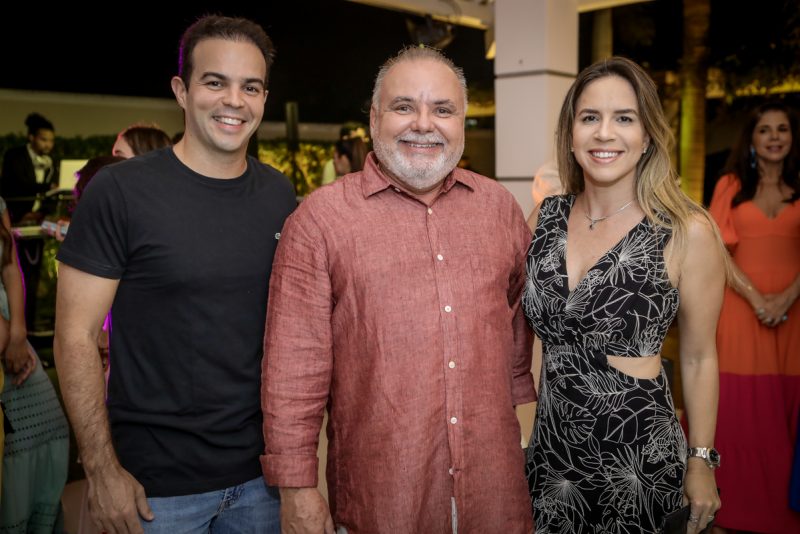 Troca de idade - Maria Lúcia e Pedro Carapeba abrem as portas de sua residência para festejar o aniversário dele