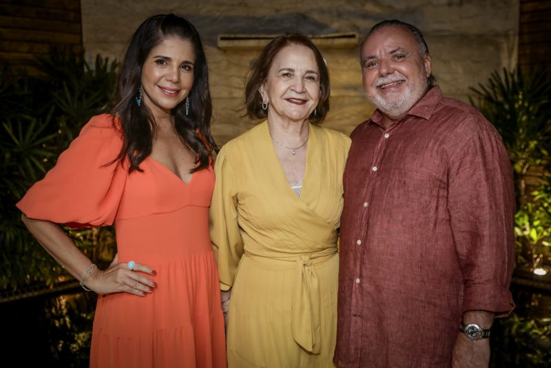 Troca de idade - Maria Lúcia e Pedro Carapeba abrem as portas de sua residência para festejar o aniversário dele