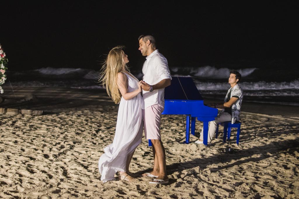 Com trilha sonora de Paulo Rodrigo, Igor Pinto e Larissa Silveira ficam noivos na praia do Porto das Dunas