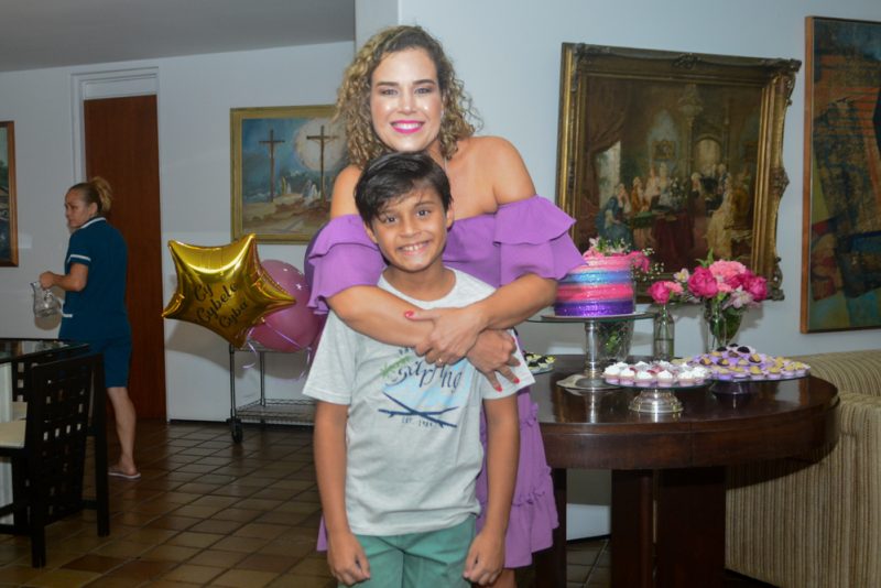 Sessão Parabéns - Cybele Campos brinda a nova idade reunindo poucos e bons em casa