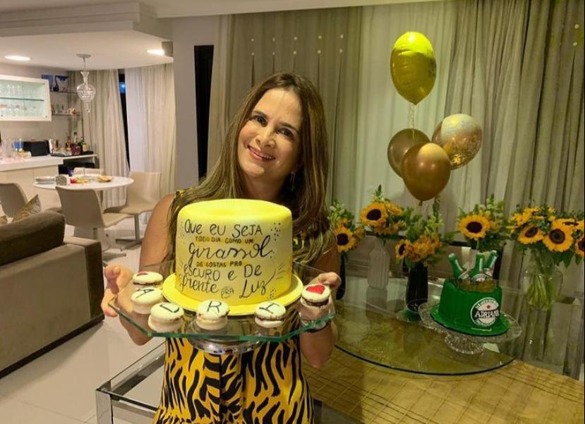 Adriana Bezerra celebra aniversário em clima intimista