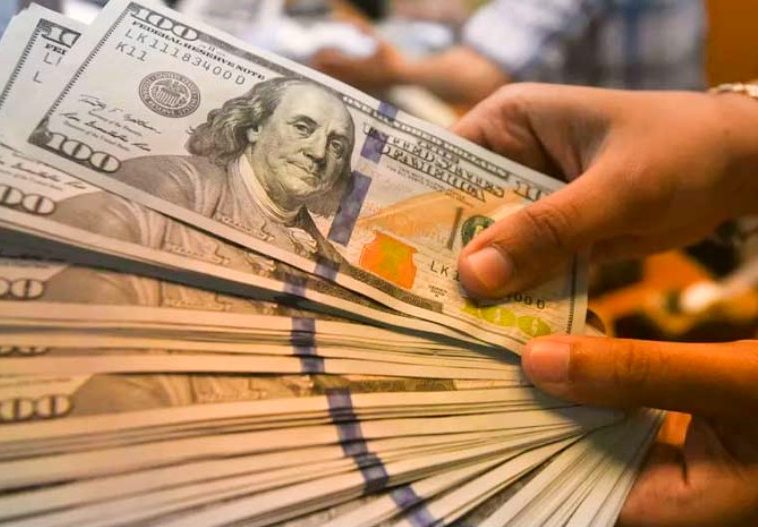 Dólar comercial fecha abaixo de R$ 5,00 pela primeira vez em mais de um ano