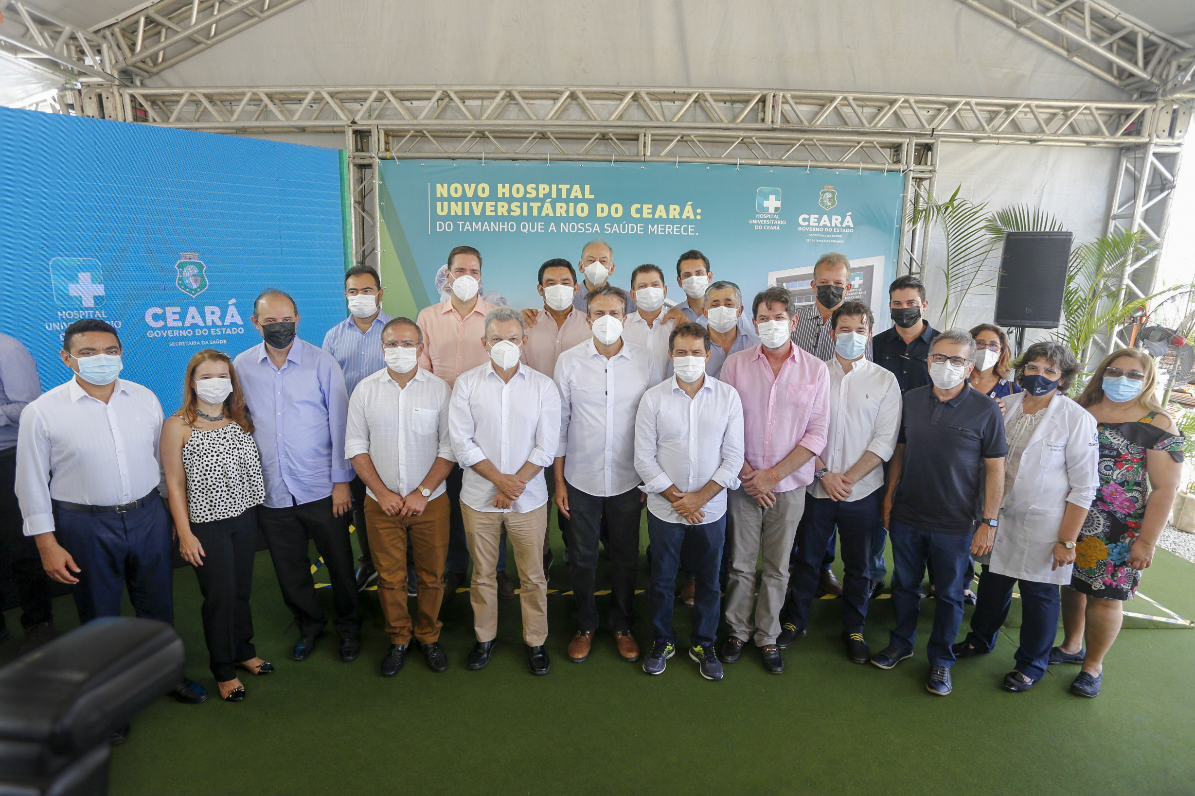 Camilo Santana e comitiva vistoriam as obras do Hospital Universitário do Ceará