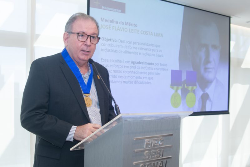 Medalha do Mérito - Ricardo Cavalcante é homenageado durante a comemoração dos 45 anos do Sindialimentos na FIEC