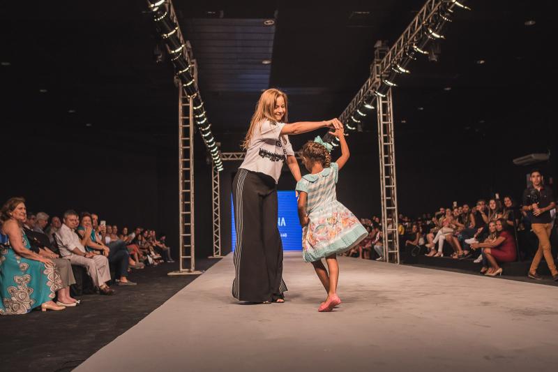 Vera Passos troca de idade e ganha homenagem de sua academia de dança