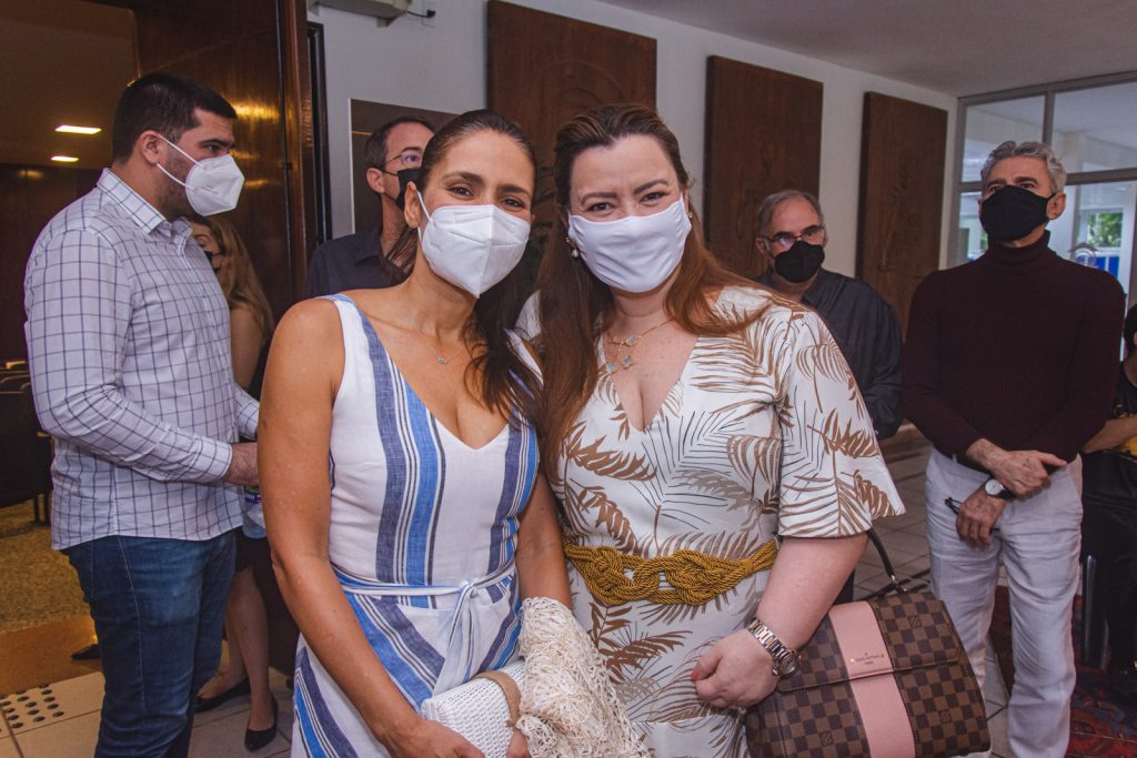 Manoela Bacelar E Aline Queiroz Barroso