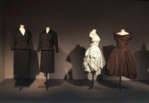 Exposição revisa legados de Dior e Balenciaga em Nova York