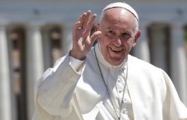 Haddad presenteia papa Francisco com cuia de chimarrão