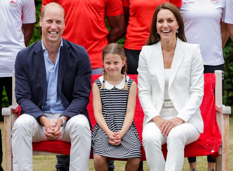 Ao lado dos pais, William e Kate, princesa Charlotte faz primeira aparição sem os irmãos