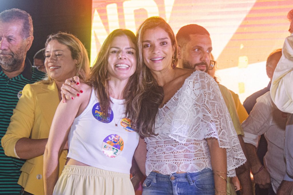 Carol Bezerra E Camila Arrais