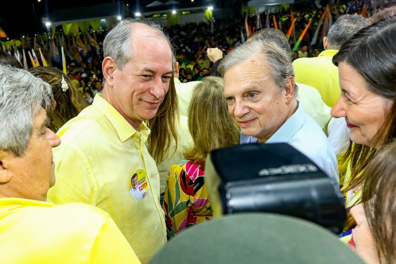 Roberto Cl udio inaugura Comit Central ao lado de Ciro Gomes e