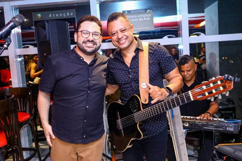 Cheers - Inácio Aguiar celebra troca de idade rodeado dos amigos da Imprensa